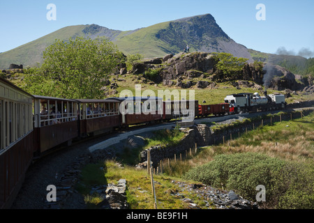 Welsh Highland Railway Zug bei Rhyd Ddu mit Snowdon (Yr Wyddfa) im Hintergrund, Gwynedd, Wales Stockfoto