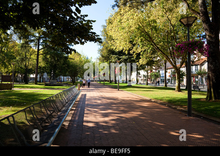 Park in Dona Maria II Platz in Vila Nova de Famalicão, Braga District, Minho, Portugal. Stockfoto