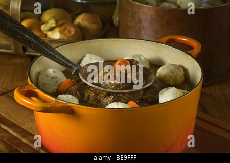 Rindfleisch-Eintopf und Knödel traditionelles Essen UK Stockfoto