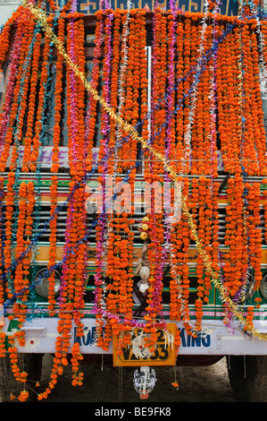 Indische Lastwagen in Blumengirlanden, vorbereitet für hinduistische Dasara festival Puja, bevor Sie eine Reise abgedeckt. Puttaparthi, Andhra Pradesh, Indien Stockfoto