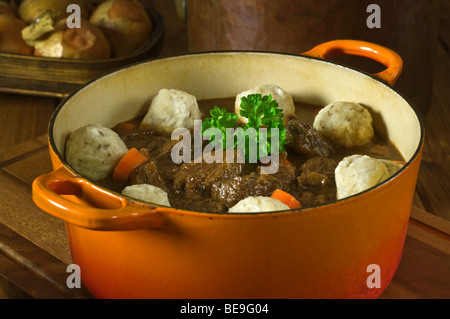 Rindfleisch-Eintopf und Knödel traditionelles Essen UK Stockfoto