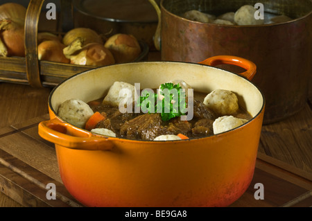 Rindfleisch-Eintopf und Knödel traditionelles Essen UK Stockfoto