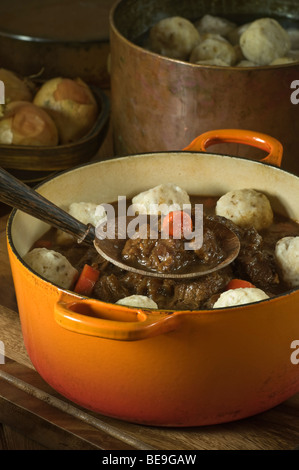 Rindfleisch-Eintopf und Knödel traditionelles Essen UK Stockfoto