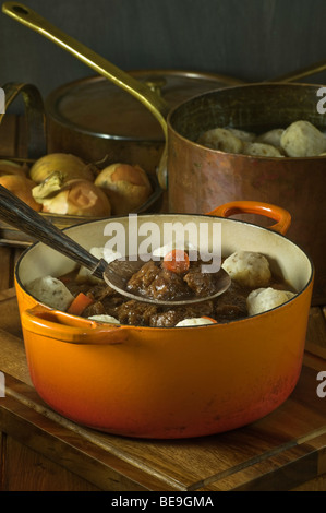 Rindfleisch-Eintopf und Knödel traditionelles Essen UK Stockfoto