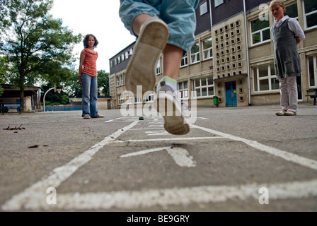 Kinder spielen von Himmel und Hölle Stockfoto