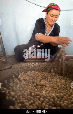 Margilan (Usbekistan): Traditionelle Seidenfabrik Stockfoto