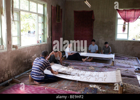 Margilan (Usbekistan): Traditionelle Seidenfabrik Stockfoto