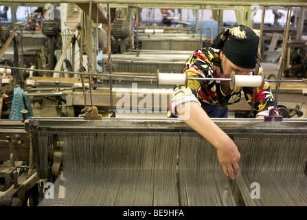 Margilan (Usbekistan): Traditionelle Seidenfabrik Stockfoto