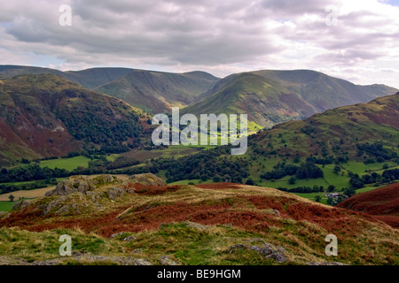 Blick vom Arnison Crag im Lake District National Park mit Blick auf High Street, graue Felsen, Thornthwaite Crag und Hartsop Dodd. Stockfoto