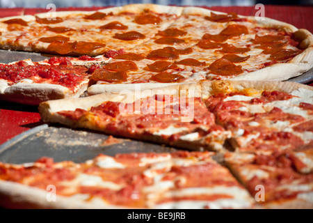 Pizza von der Scheibe am Fest des San Gennaro Festival in Little Italy in New York City Stockfoto