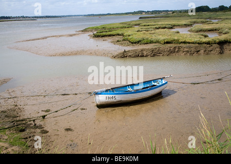 Ruderboot im Schlamm River Deben Shottisham Creek Suffolk England Stockfoto