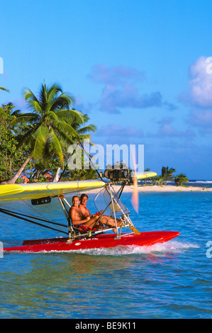 Ultraleichtes Wasserflugzeug mit 2 Passagieren, die vom karibischen Meer, Guadeloupe, Französisch-Westindien und kleinen Antillen abfliegen Stockfoto