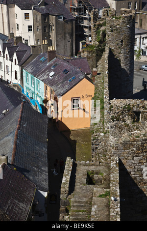 Luftbild von Caernarfon Stadtmauer und Loch in der Wall Street aus der Burg, Gwynedd, Wales Stockfoto