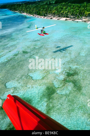 Luftaufnahme eines ultraleichten Wasserflugzeugs, das über die karibische Lagune und den Strand fliegt, Guadeloupe, Französisch-Westindien, kleine Antillen Stockfoto