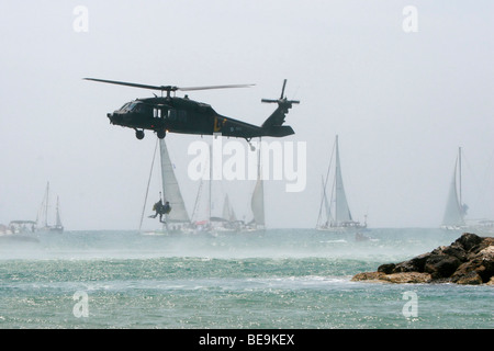 Israelische Luftwaffe Hubschrauber Sikorsky S-70 UH-60 Black Hawk während einer Seerettung Stockfoto