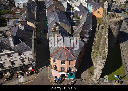 Luftbild von Caernarfon Stadtmauer und Loch in der Wall Street aus der Burg, Gwynedd, Wales Stockfoto