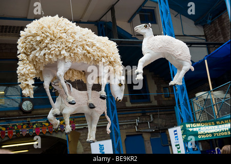 Textile Schafherde hängen vom Dach der Markthalle Abergavenny Food Festival gemacht als Teil eines Kunstprojektes Gemeinschaft Stockfoto