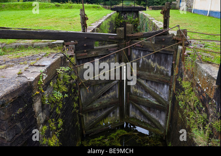 Alte Schleusen auf stillgelegten und verlassenen Abschnitt des Kanals bei Aberdulais Neath in der Nähe von Neath South Wales UK Stockfoto