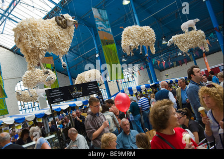 Textile Schafherde hängen vom Dach der Markthalle Abergavenny Food Festival gemacht als Teil eines Kunstprojektes Gemeinschaft Stockfoto