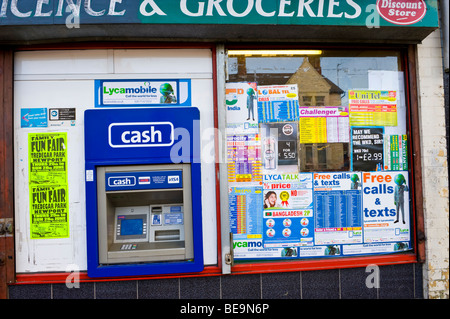 Lokalen Geldautomaten im Lebensmittel Shop Fassade in Stadt von Newport South Wales UK Stockfoto