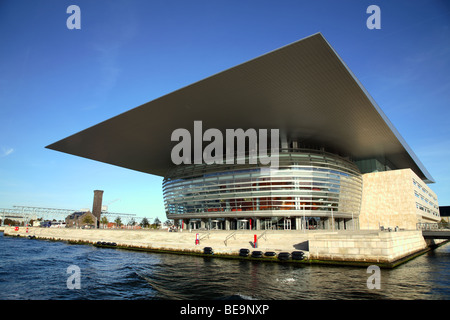 Das Königliche dänische Opernhaus am Holmen im Kopenhagener Innenhafen, Dänemark. Moderne Architektur von Henning Larsen. Gespendet von A.P. Møller. Stockfoto