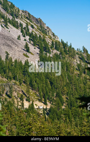 Wohnmobil auf der Autobahn durch Lassen Volcanic National Park, Kalifornien, USA. Stockfoto