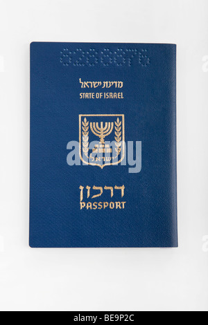 Ausschnitt aus einem israelischen Pass auf weißem Hintergrund Stockfoto