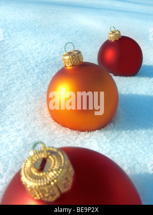 3 Christmas Ball Ornaments im Schnee - 3 Christbaumkugeln Im Schnee Stockfoto