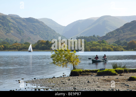 Kanufahren auf Ullswater, Nationalpark Lake District, Cumbria, England UK Stockfoto