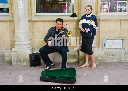 Busker rumänischen Horn Geigenspiel auf Einkaufsstraße im Stadtzentrum von Cardiff South Wales UK Stockfoto