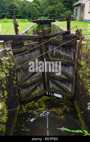 Alte Schleusen auf stillgelegten und verlassenen Abschnitt des Kanals bei Aberdulais Neath in der Nähe von Neath South Wales UK Stockfoto