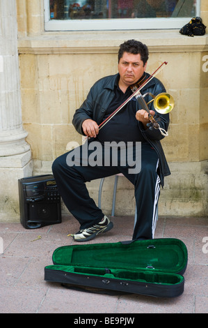 Busker rumänischen Horn Geigenspiel auf Einkaufsstraße im Stadtzentrum von Cardiff South Wales UK Stockfoto