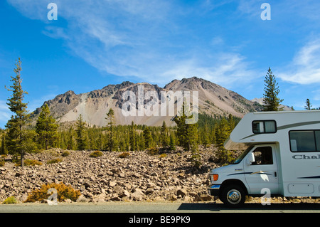 Wohnmobil auf der Autobahn durch Lassen Volcanic National Park, Kalifornien, USA. Stockfoto