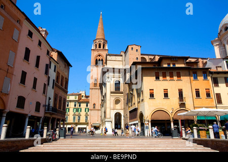 Ansicht der Piazza Delle Erbe und die Seite von der Basilica di San Andrea in Mantua, Lombardei, Italien Stockfoto