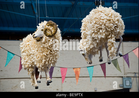 Textile Schafherde hängen vom Dach der Markthalle Abergavenny Food Festival gemacht als Teil eines Kunstprojektes Gemeinschaft Stockfoto