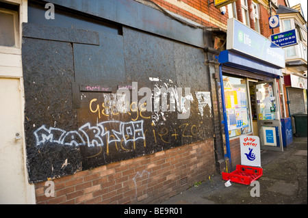 Leer, mit Brettern vernagelt in Newport South Wales UK shop Stockfoto