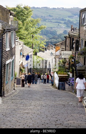 Auf der Suche nach unten MAIN STREET IN Haworth, einem Bergdorf in West Yorkshire wo die BRONTE Familie lebte Stockfoto