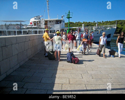 Kroatien; Hrvartska; Fernsehreihe; Šibenik-Knin, Privč Island, Privč Luka, warten andere Passagier der Fähre aussteigen, auf Stockfoto