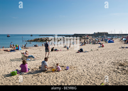 Urlauber am Kiesstrand bei Lyme Regis, Dorset Stockfoto