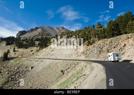 Wohnmobil auf der Autobahn durch Lassen Volcanic National Park, Kalifornien, USA. Stockfoto