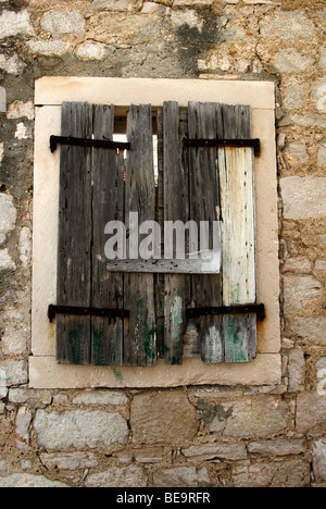 Kroatien; Hrvartska; Fernsehreihe; Šibenik-Knin, Privč, Šepurine, umrahmt von großen Steinblöcken, Fenster zerschlagen Fensterläden aus Holz Stockfoto