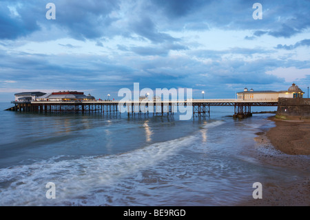 Cromer Pier in North Norfolk an einem stimmungsvollen Sommerabend Stockfoto