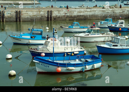 Kleine hölzerne Boote vertäut im Hafen von Boulogne, Frankreich Stockfoto