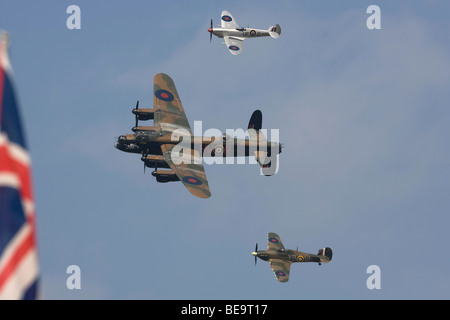 Battle of Britain Memorial Flight fliegt über Goodwood Revival 2009. Von oben nach unten: Spitfire, Lancaster, Hurrikan. Stockfoto