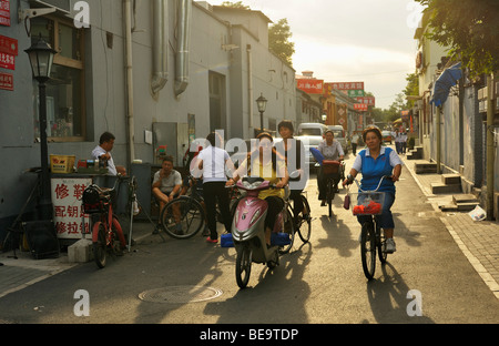 Eine geschäftige Straßenszene am späten Nachmittag in einem Hutong in der Nähe des Glockenturms, Peking CN Stockfoto