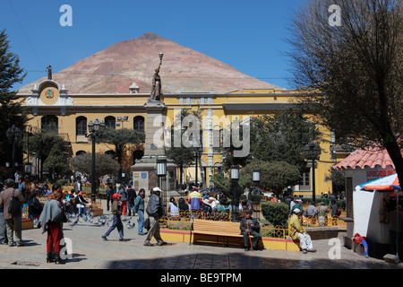 Plaza 10 de Noviembre zentraler Platz, Rathaus / Alcaldia Gebäude und Cerro Rico Berg, Potosi, Bolivien Stockfoto