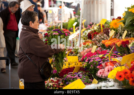 Straßenmarkt in Paris Stockfoto