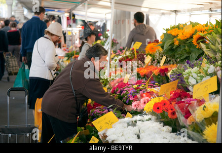 Straßenmarkt in Paris Stockfoto