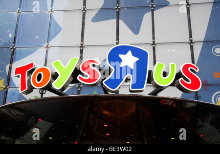 Das ToysRus branding über dem Store in Times Square, New York, Vereinigte Staaten. Stockfoto