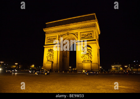 Arc de Triomphe nachts in Paris. Stockfoto